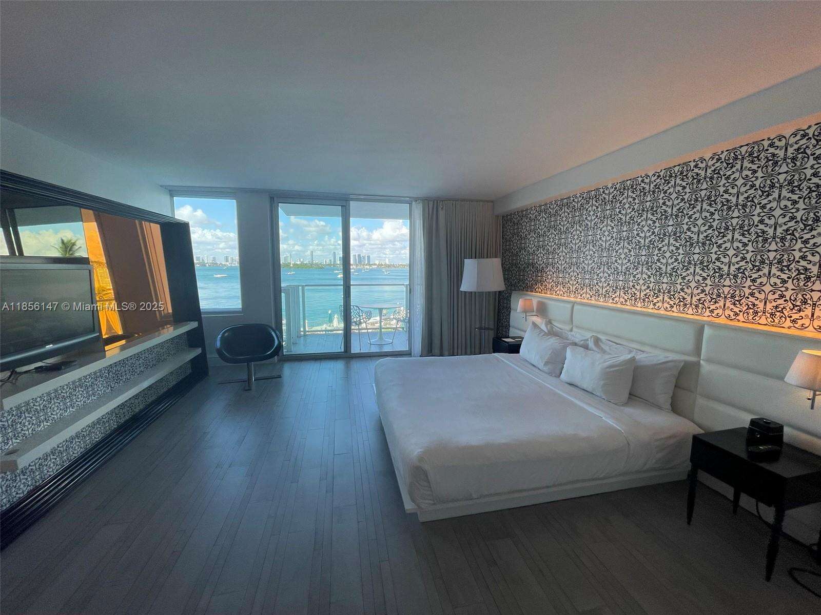 Mondrian Unit #322 | Picture 26