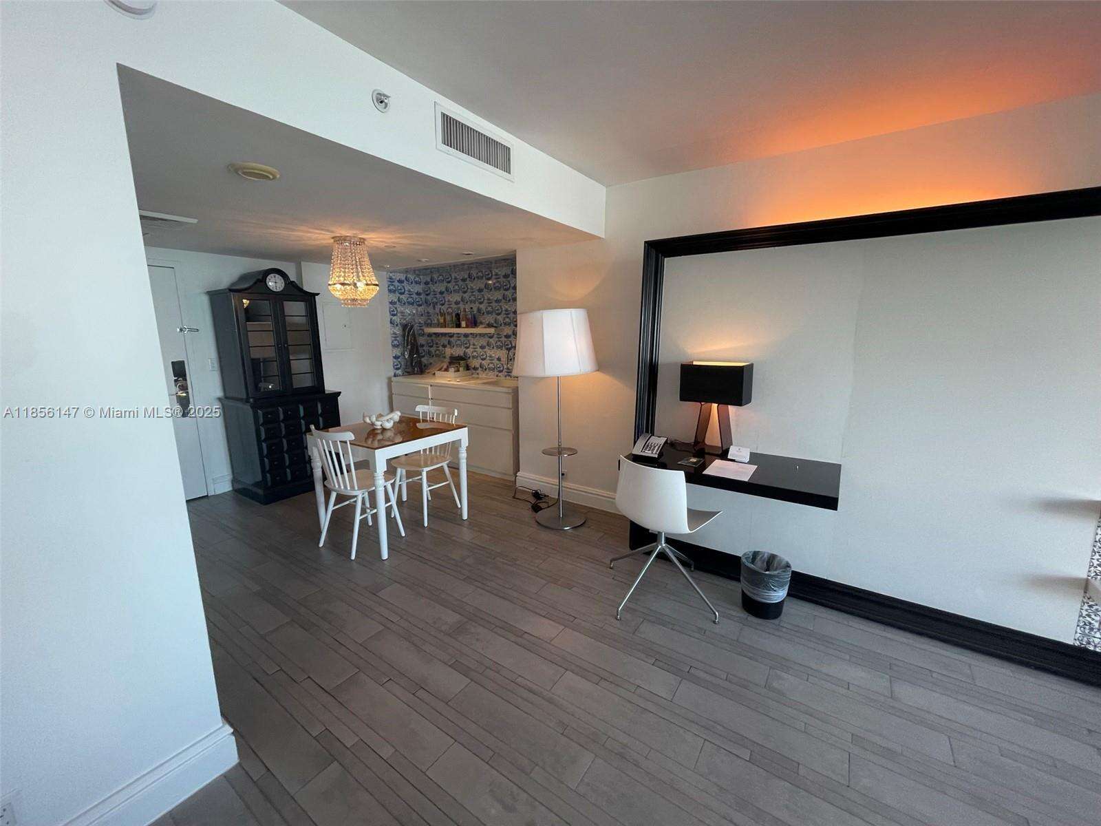 Mondrian Unit #322 | Picture 28