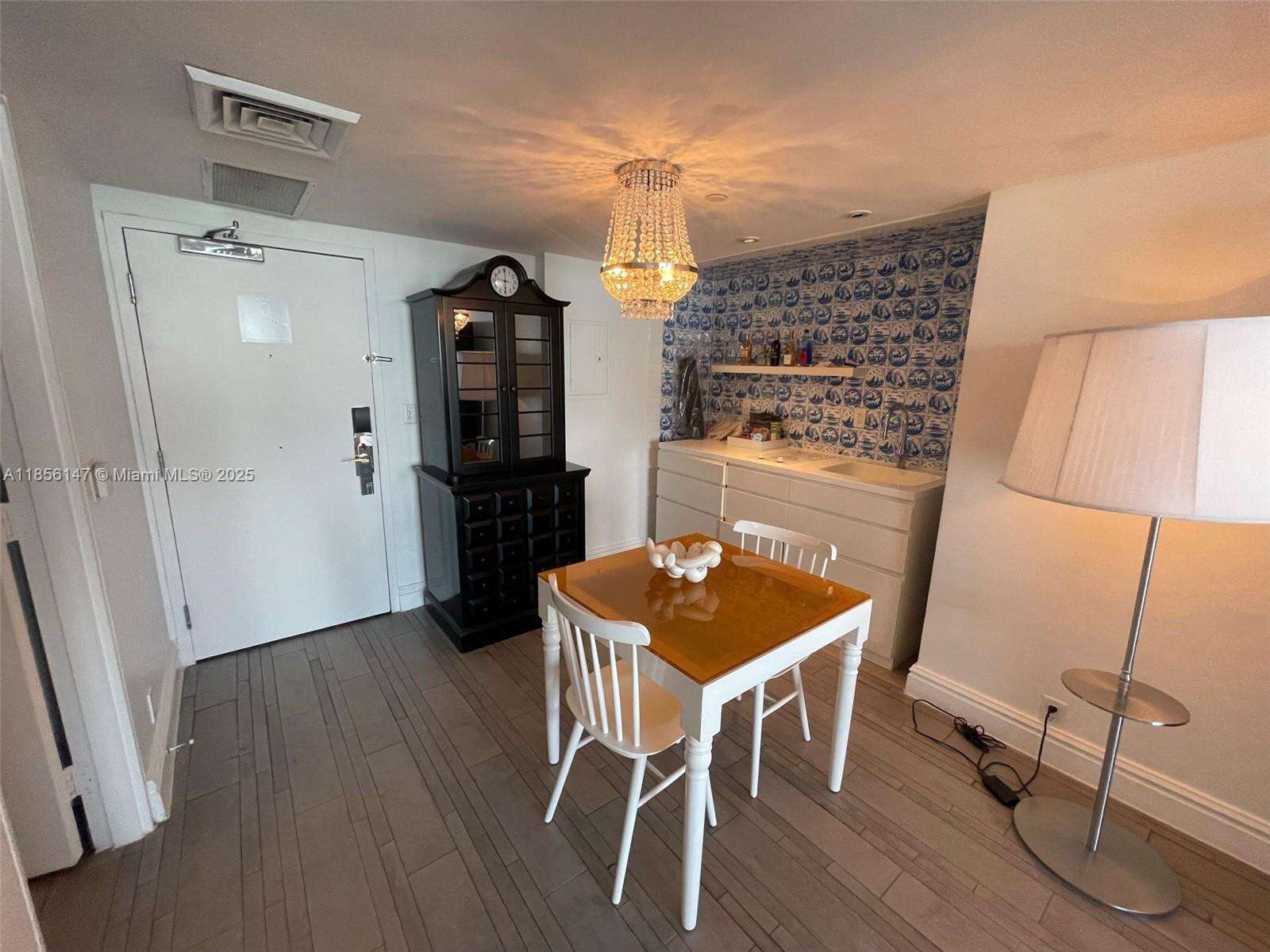 Mondrian Unit #322 | Picture 29