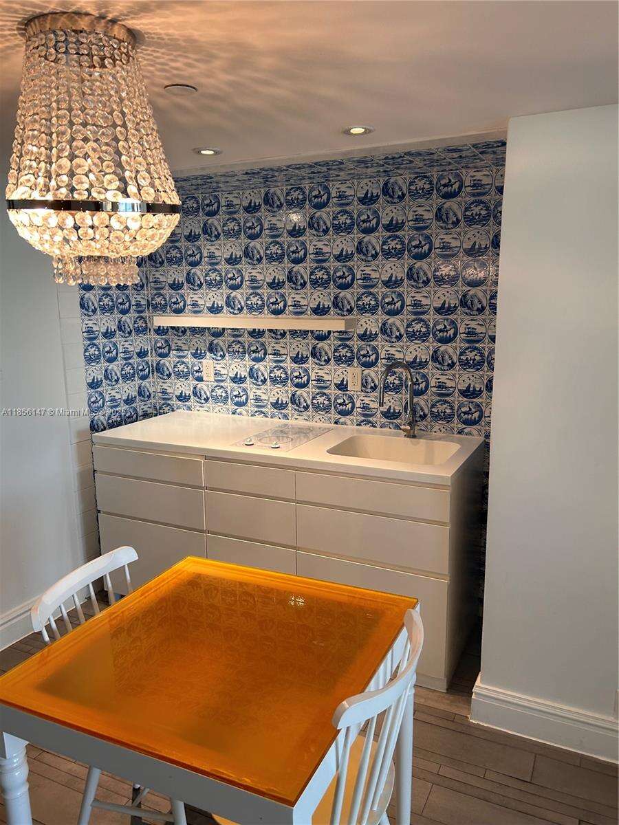 Mondrian Unit #322 | Picture 4