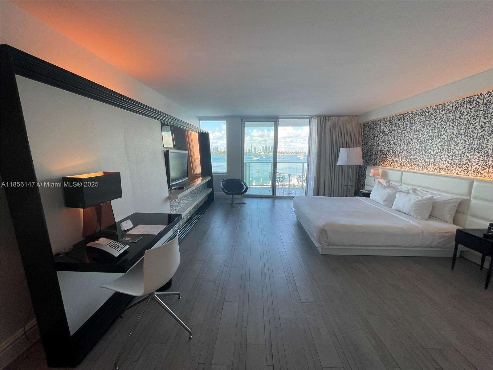 Mondrian Unit #322 | Picture 34