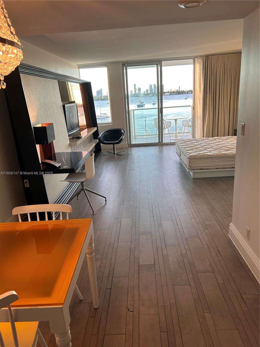 Mondrian Unit #322 | Picture 5