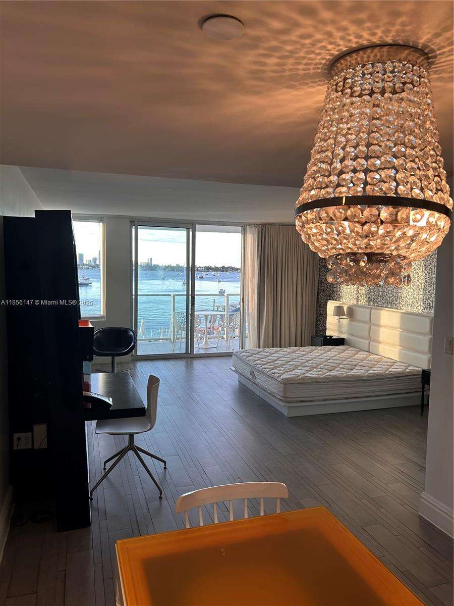 Mondrian Unit #322 | Picture 6