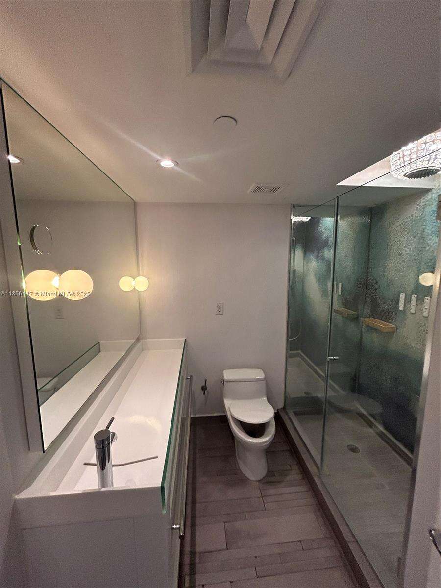 Mondrian Unit #322 | Picture 8