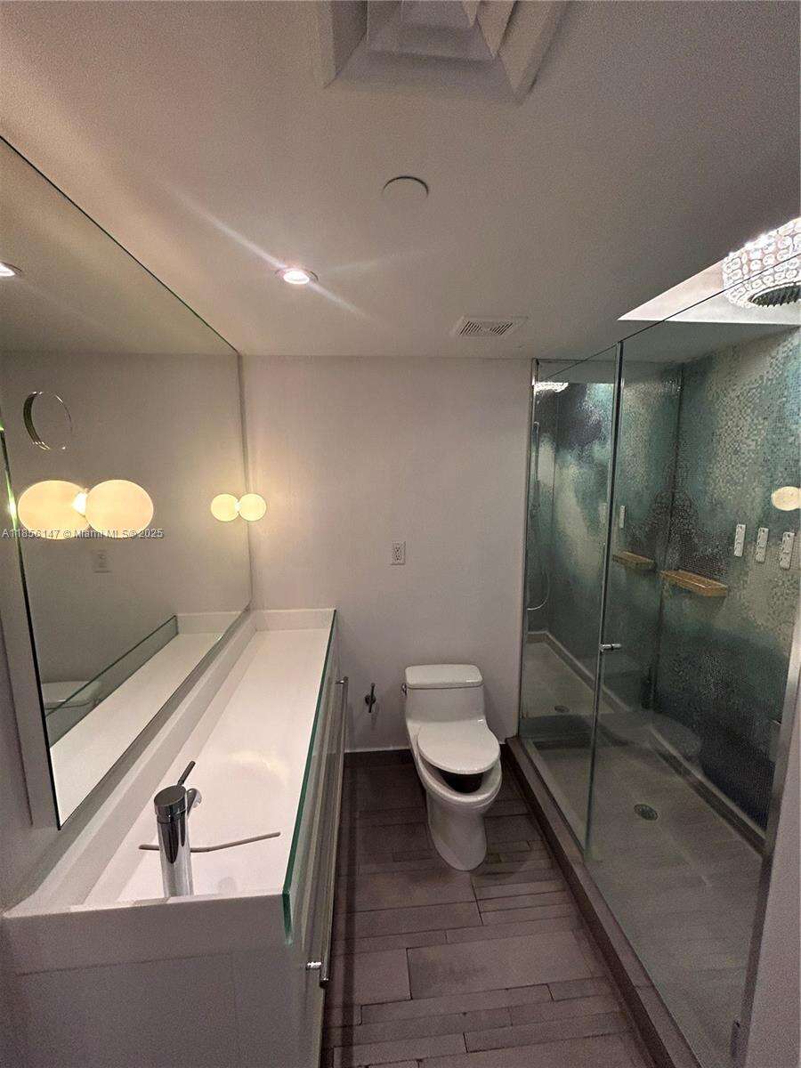 Mondrian Unit #322 | Picture 9