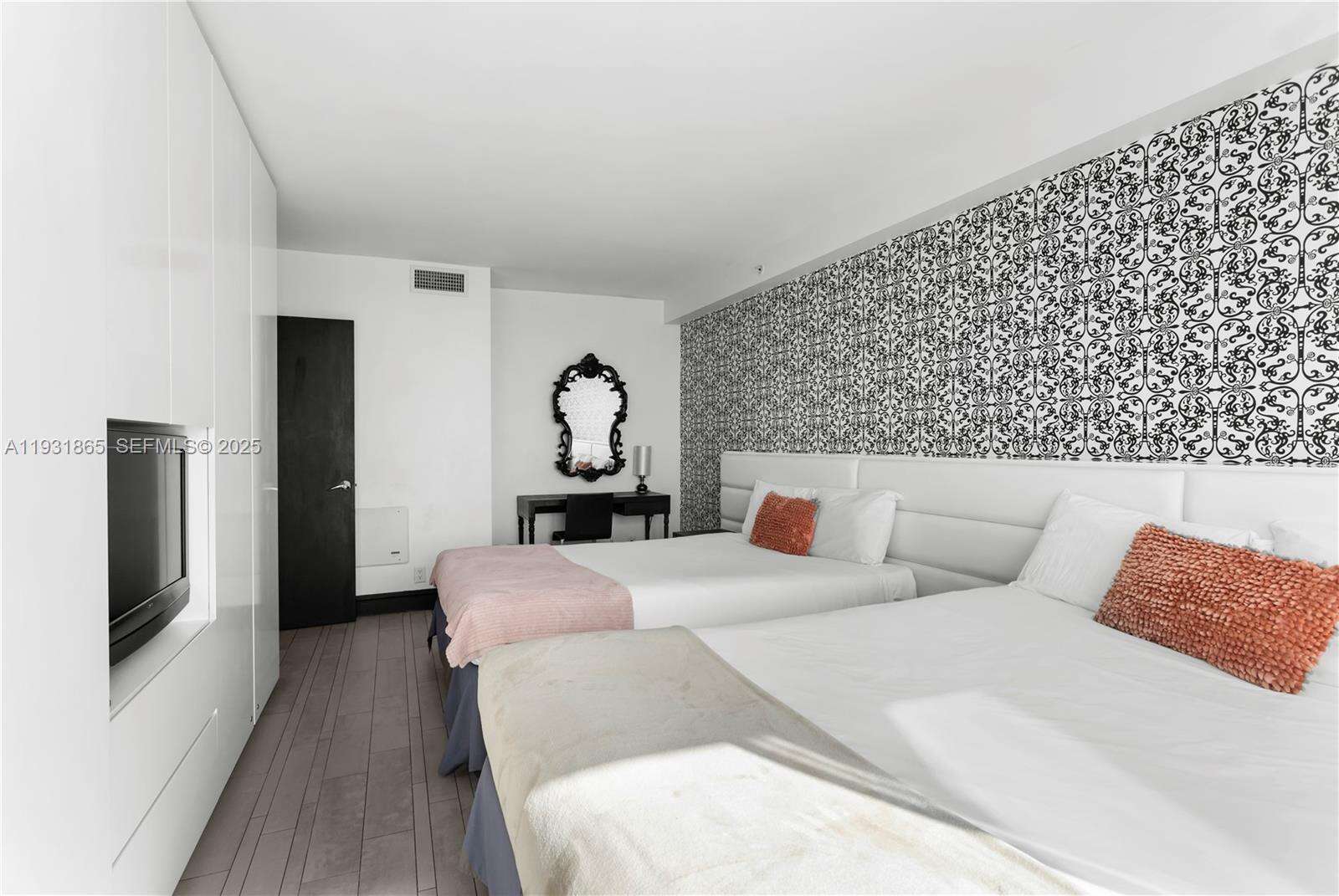 Mondrian Unit #1014 | Picture 11