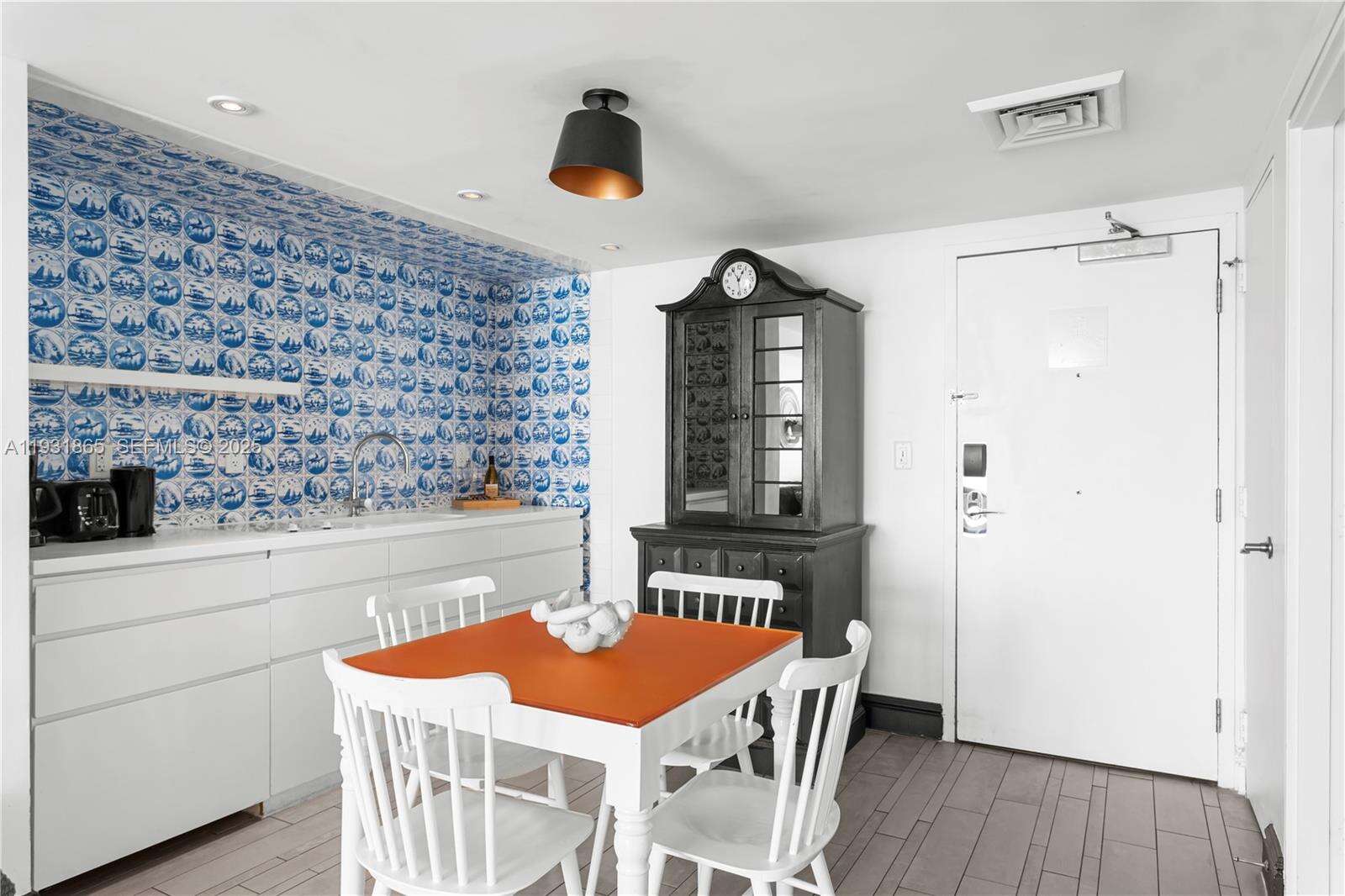 Mondrian Unit #1014 | Picture 3