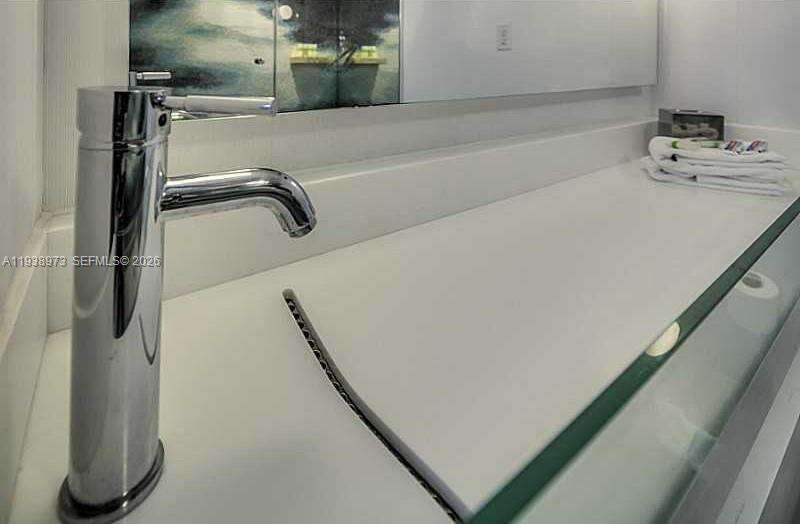 Mondrian Unit #517 | Picture 18