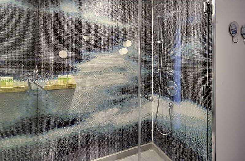 Mondrian Unit #517 | Picture 21