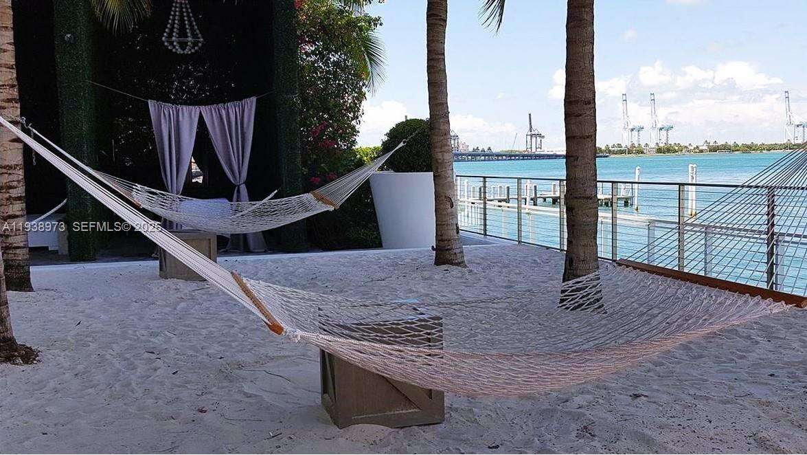 Mondrian Unit #517 | Picture 35