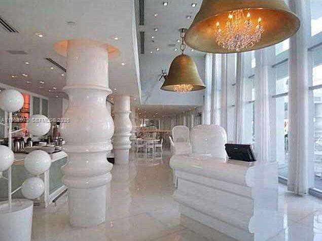 Mondrian Unit #517 | Picture 46