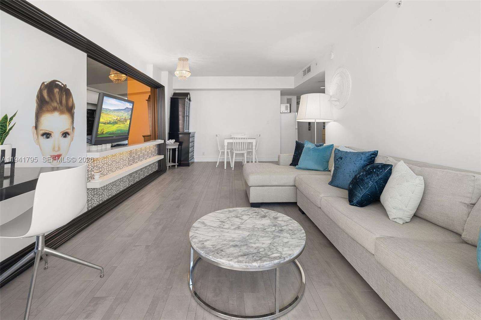 Mondrian Unit #827 | Picture 13