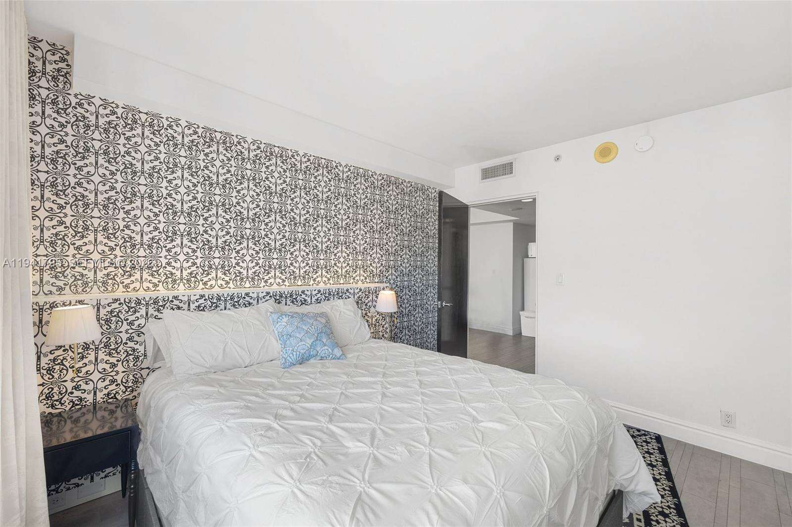 Mondrian Unit #827 | Picture 14