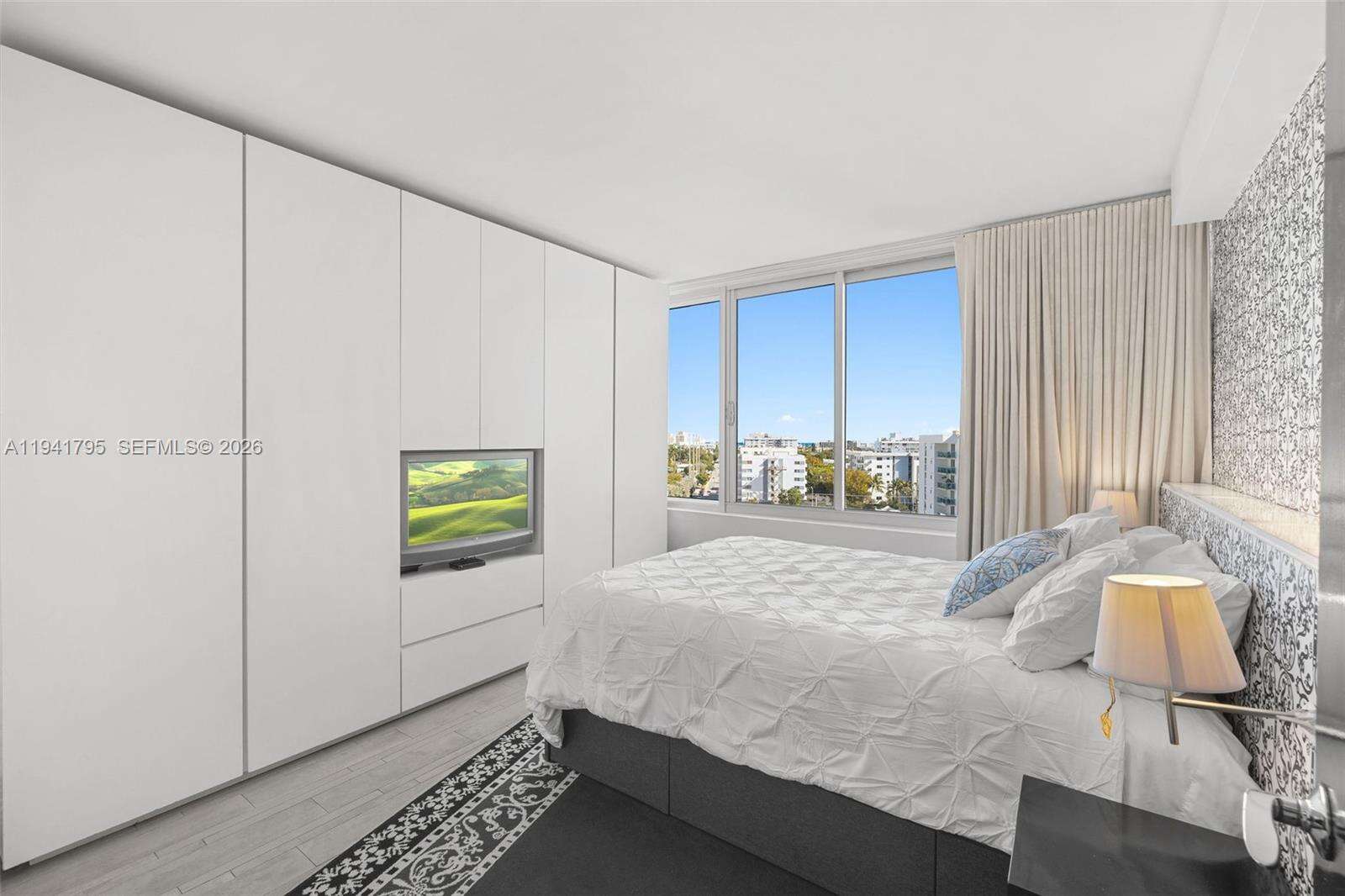 Mondrian Unit #827 | Picture 15