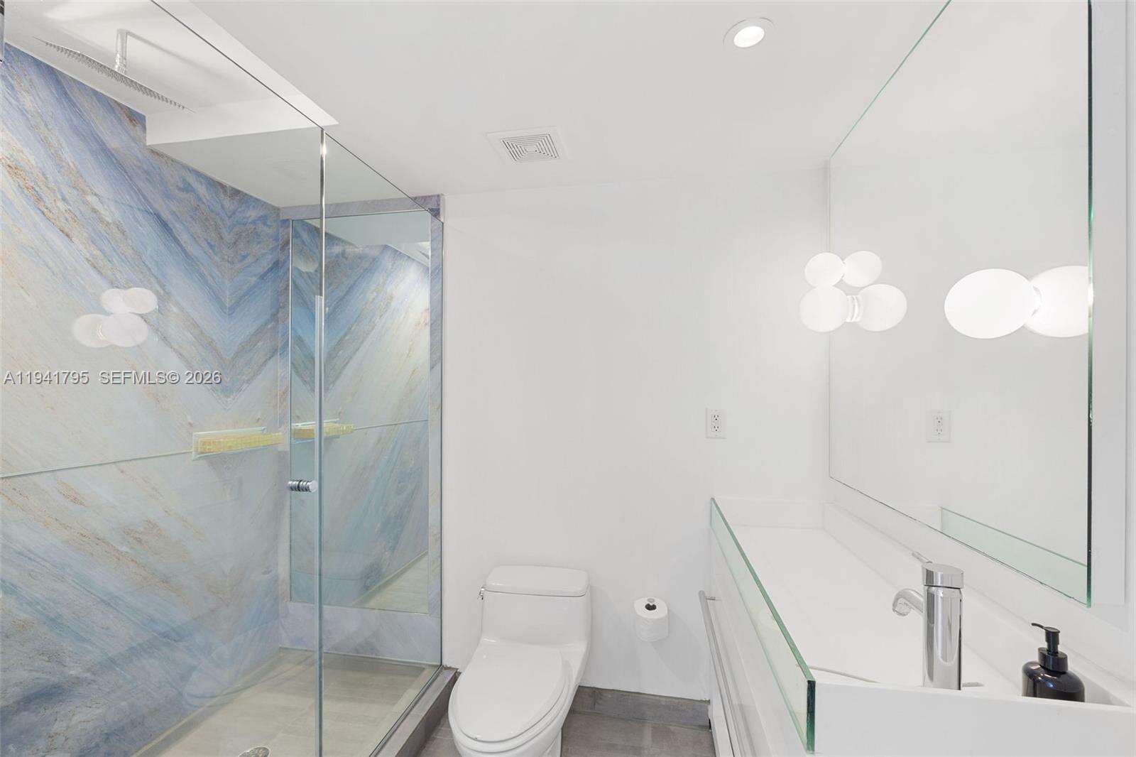 Mondrian Unit #827 | Picture 16