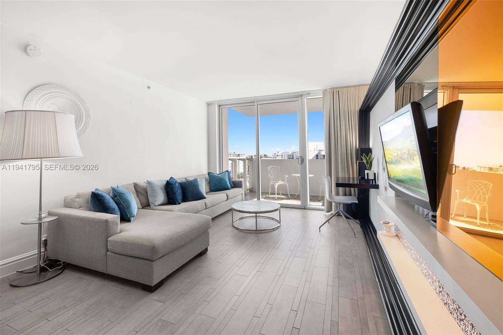 Mondrian Unit #827 | Picture 4