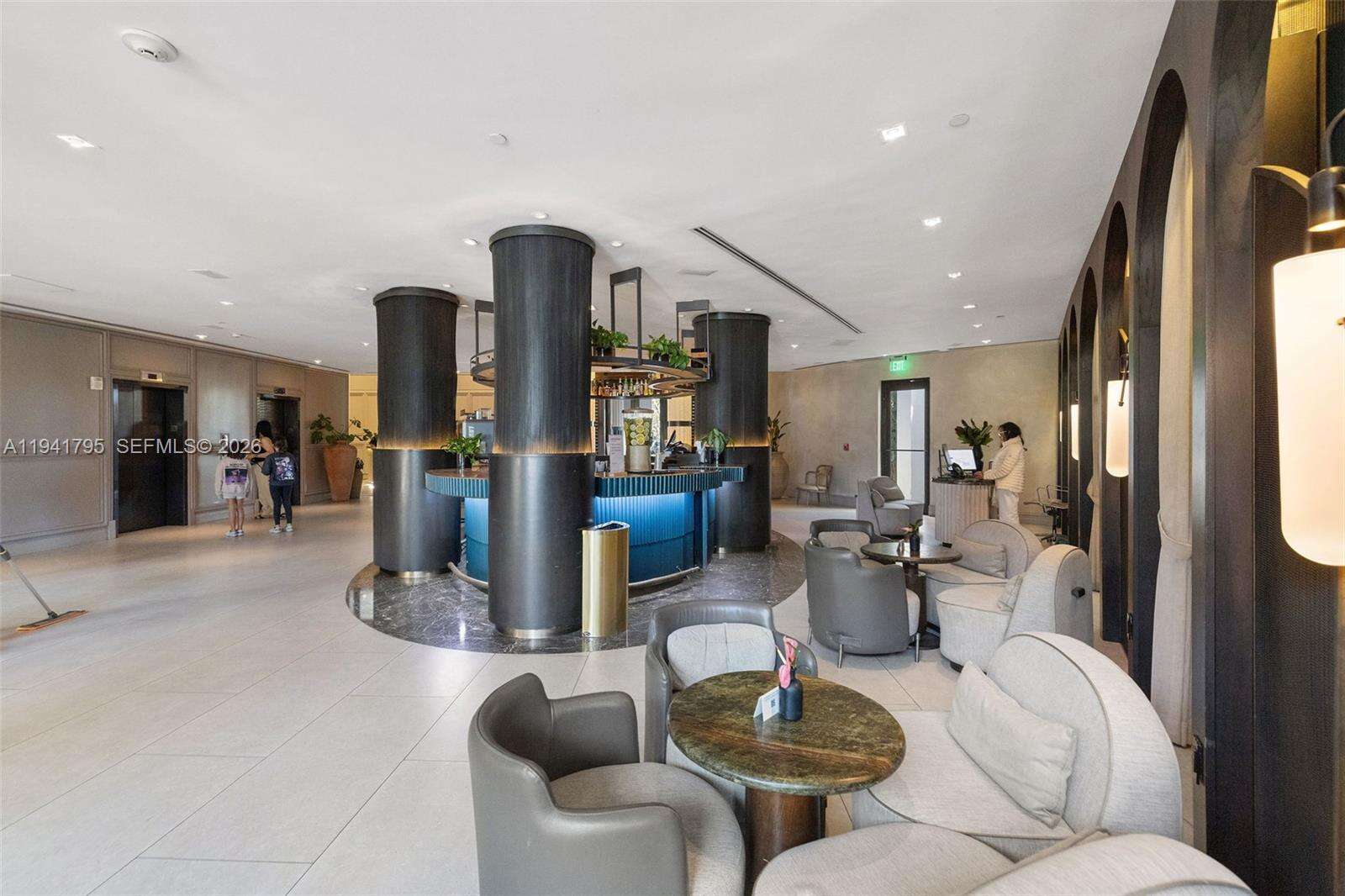 Mondrian Unit #827 | Picture 31