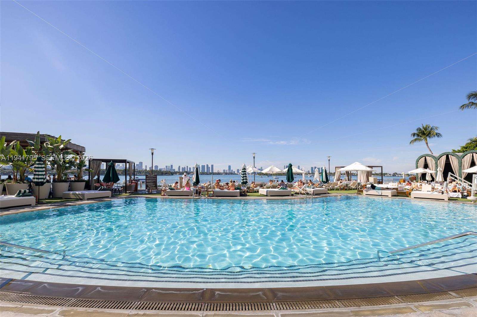 Mondrian Unit #827 | Picture 32