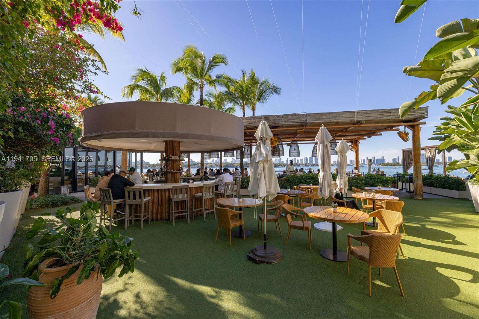 Mondrian Unit #827 | Picture 33