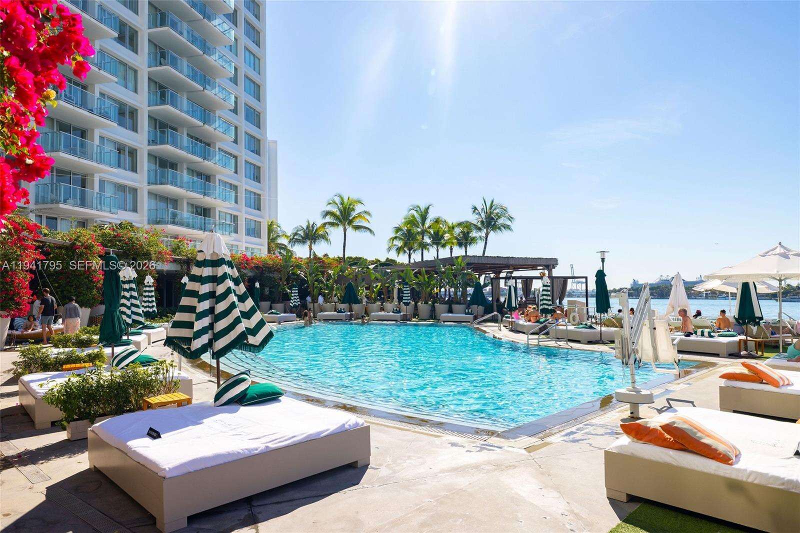 Mondrian Unit #827 | Picture 39