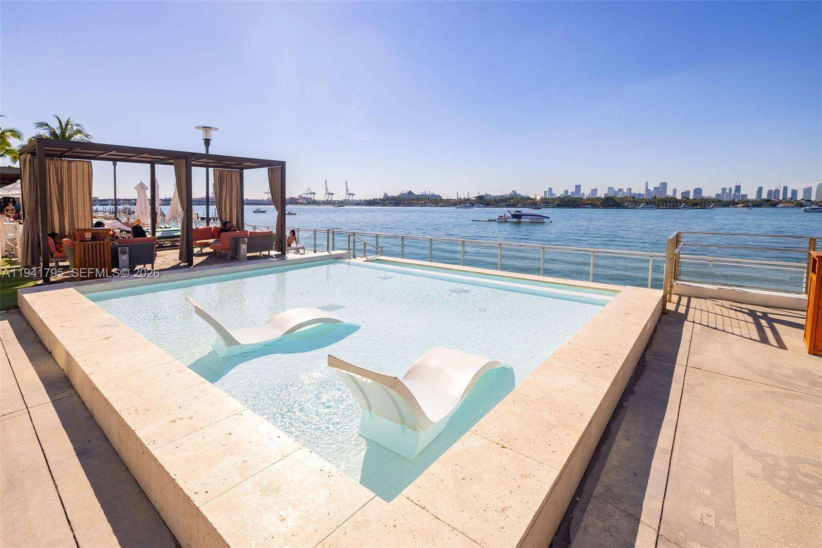 Mondrian Unit #827 | Picture 43