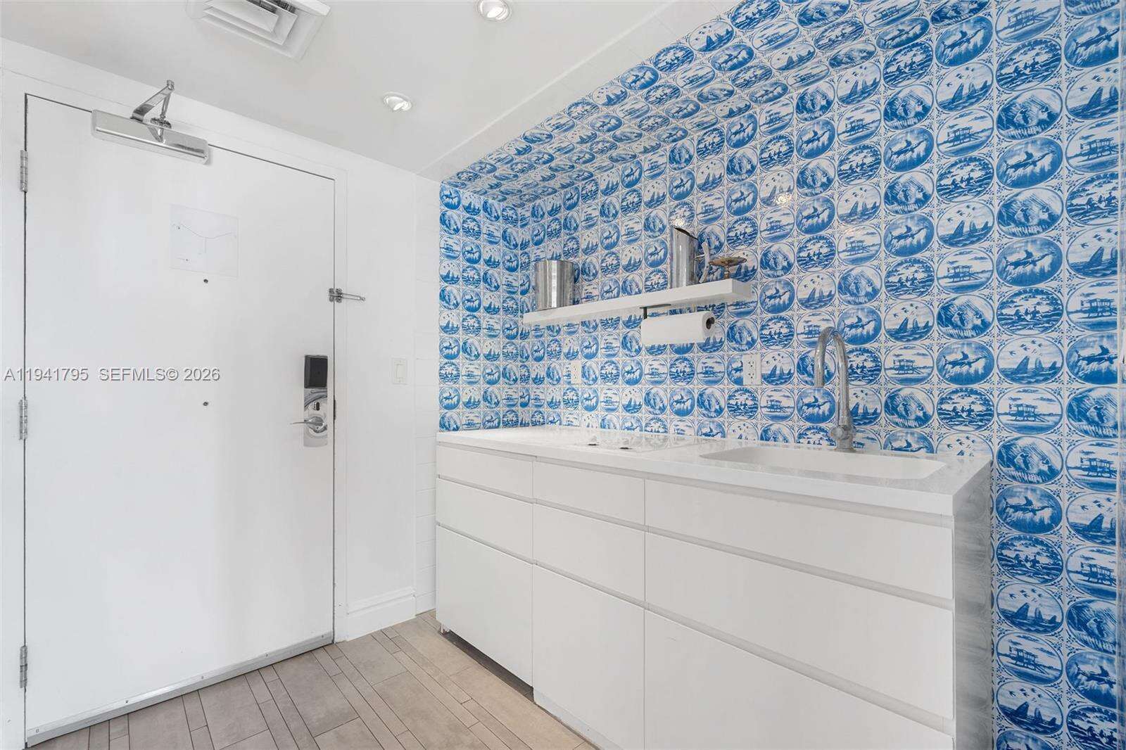 Mondrian Unit #827 | Picture 8