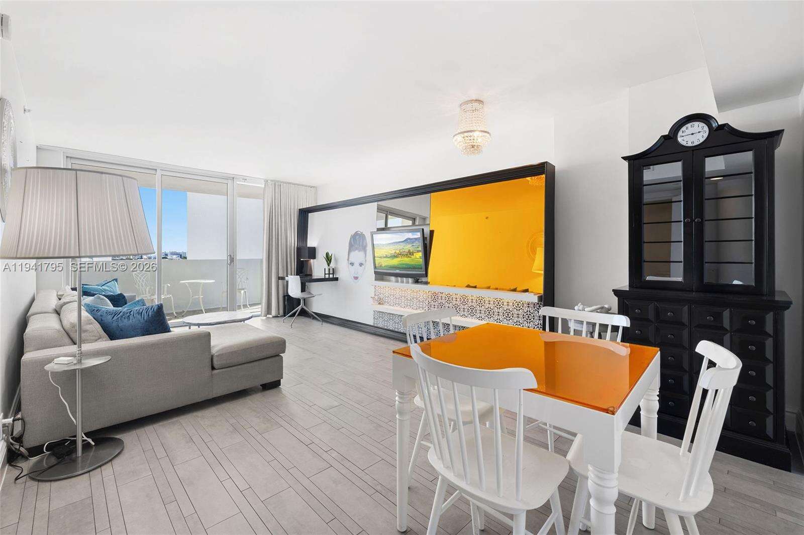 Mondrian Unit #827 | Picture 9