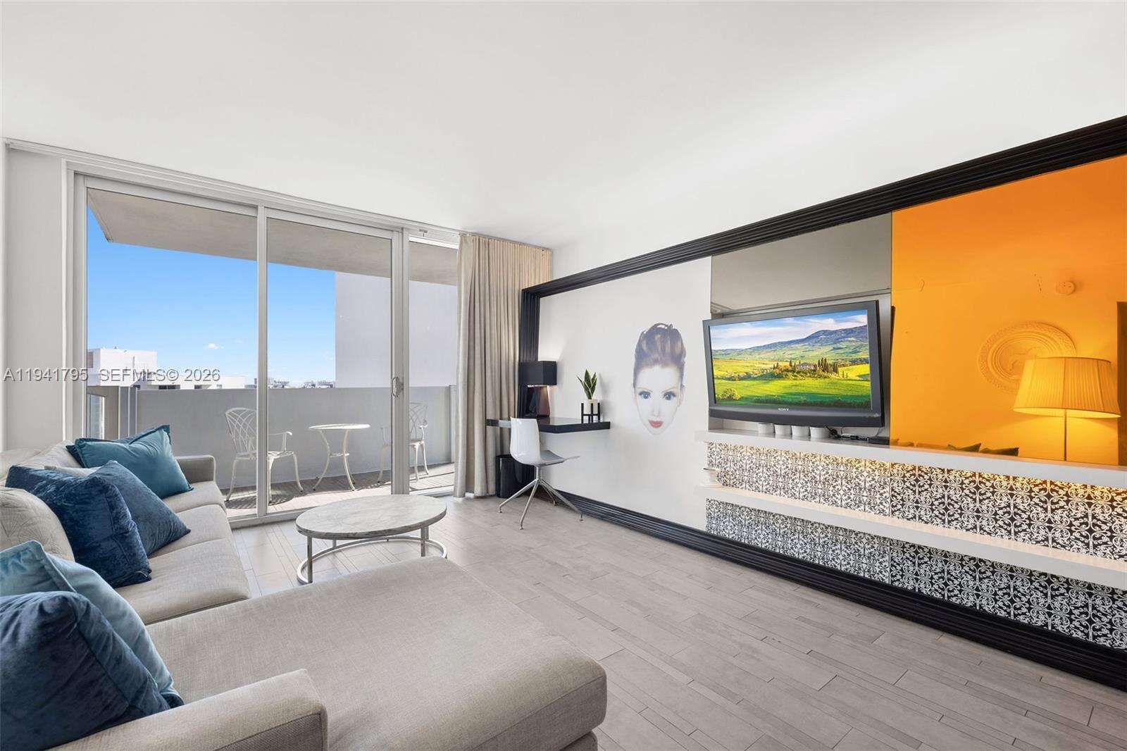 Mondrian Unit #827 | Picture 10