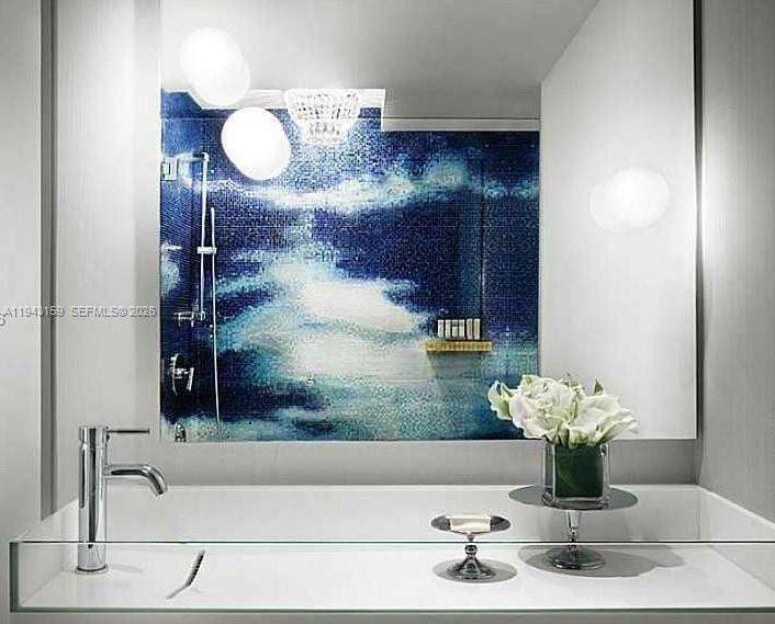 Mondrian Unit #721 | Picture 11