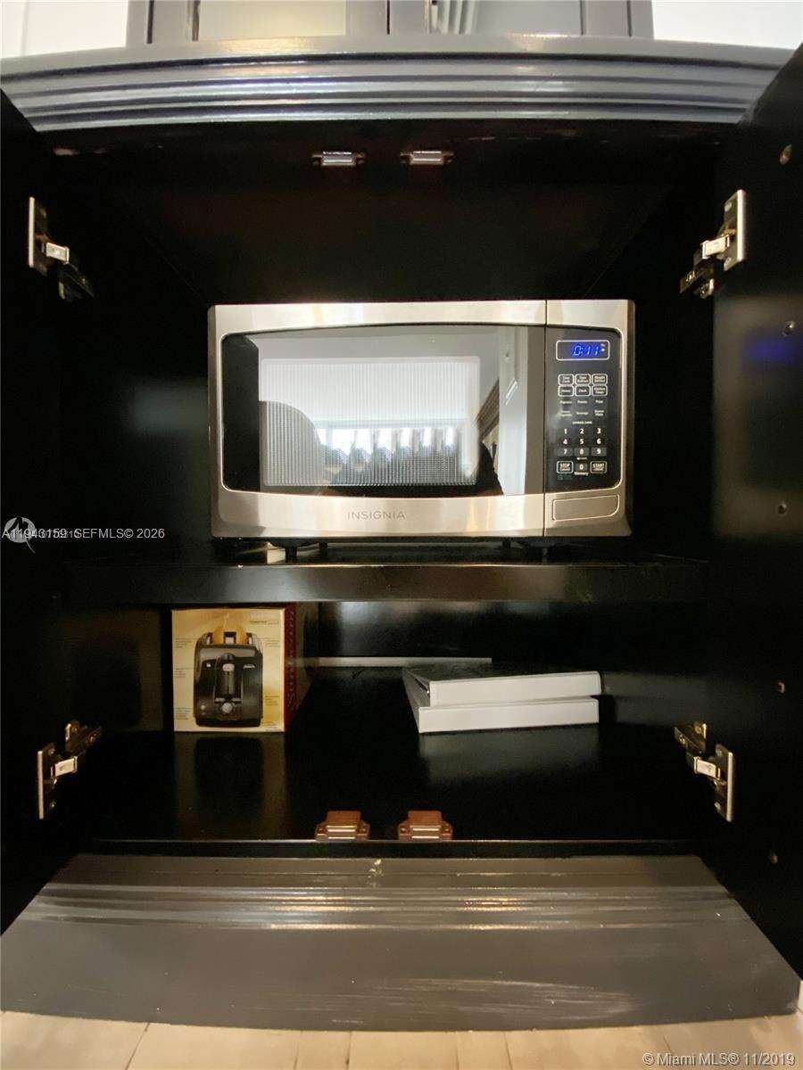 Mondrian Unit #721 | Picture 16