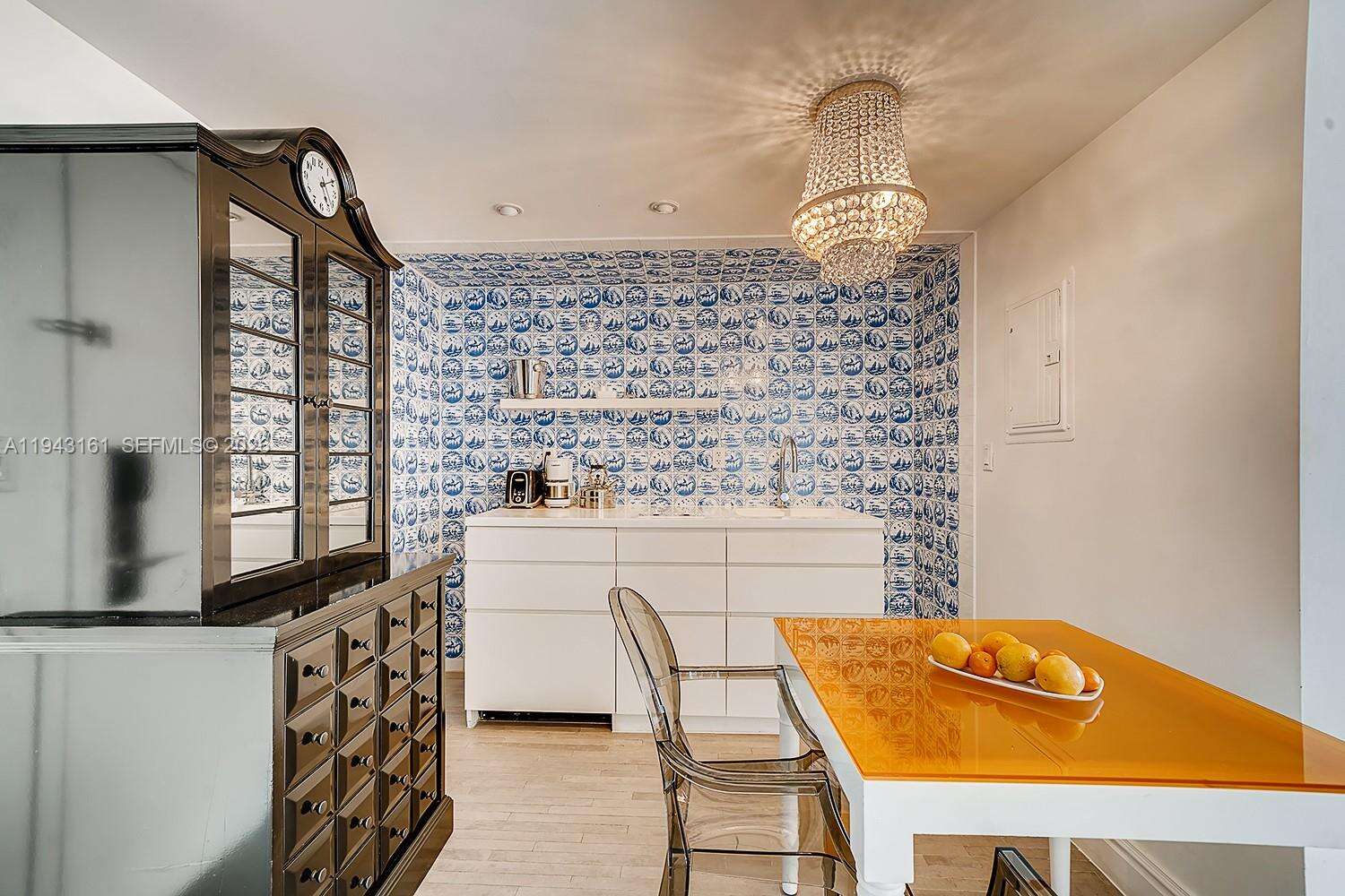 Mondrian Unit #307 | Picture 8