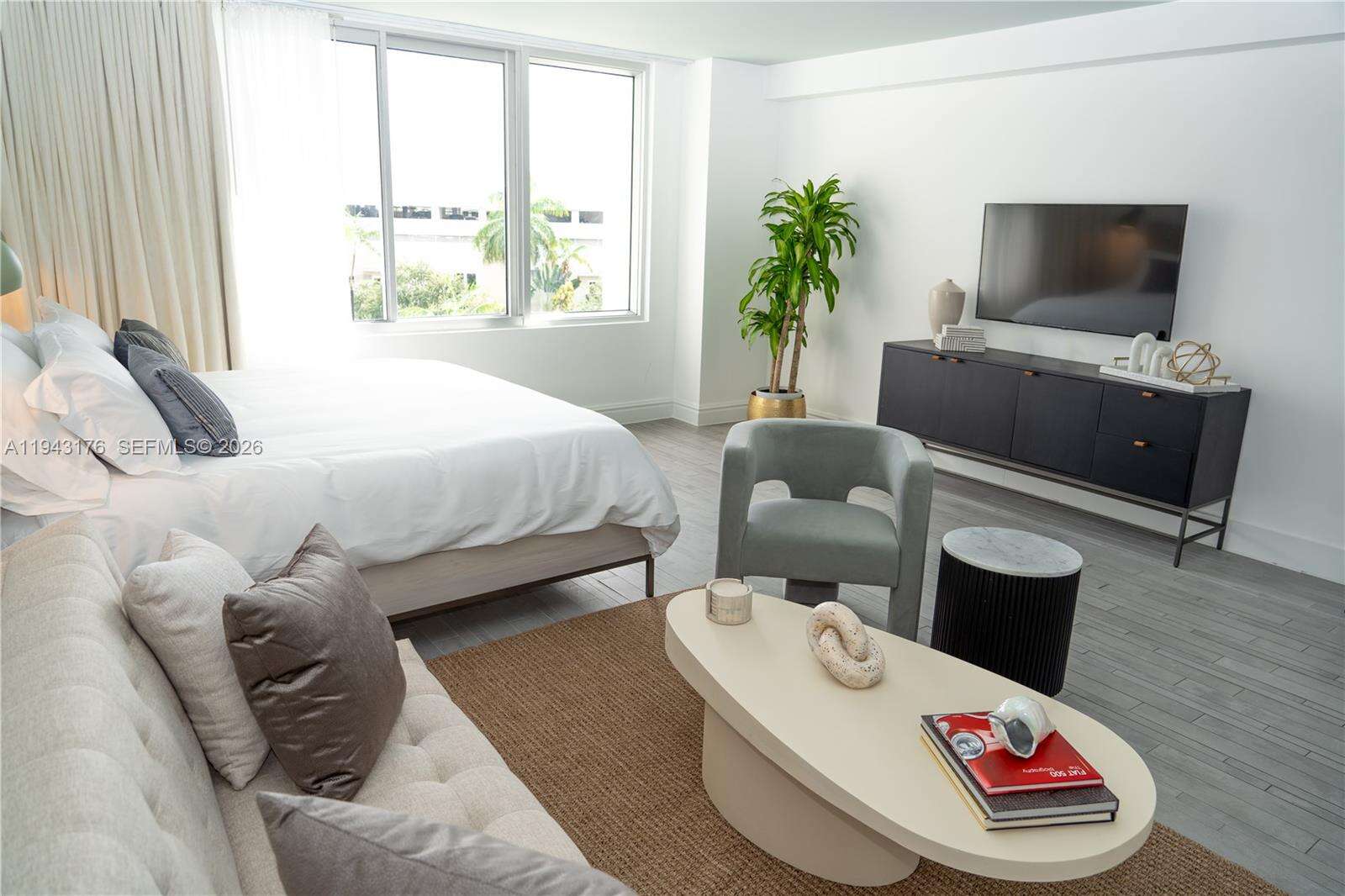 Mondrian Unit #415 | Picture 2