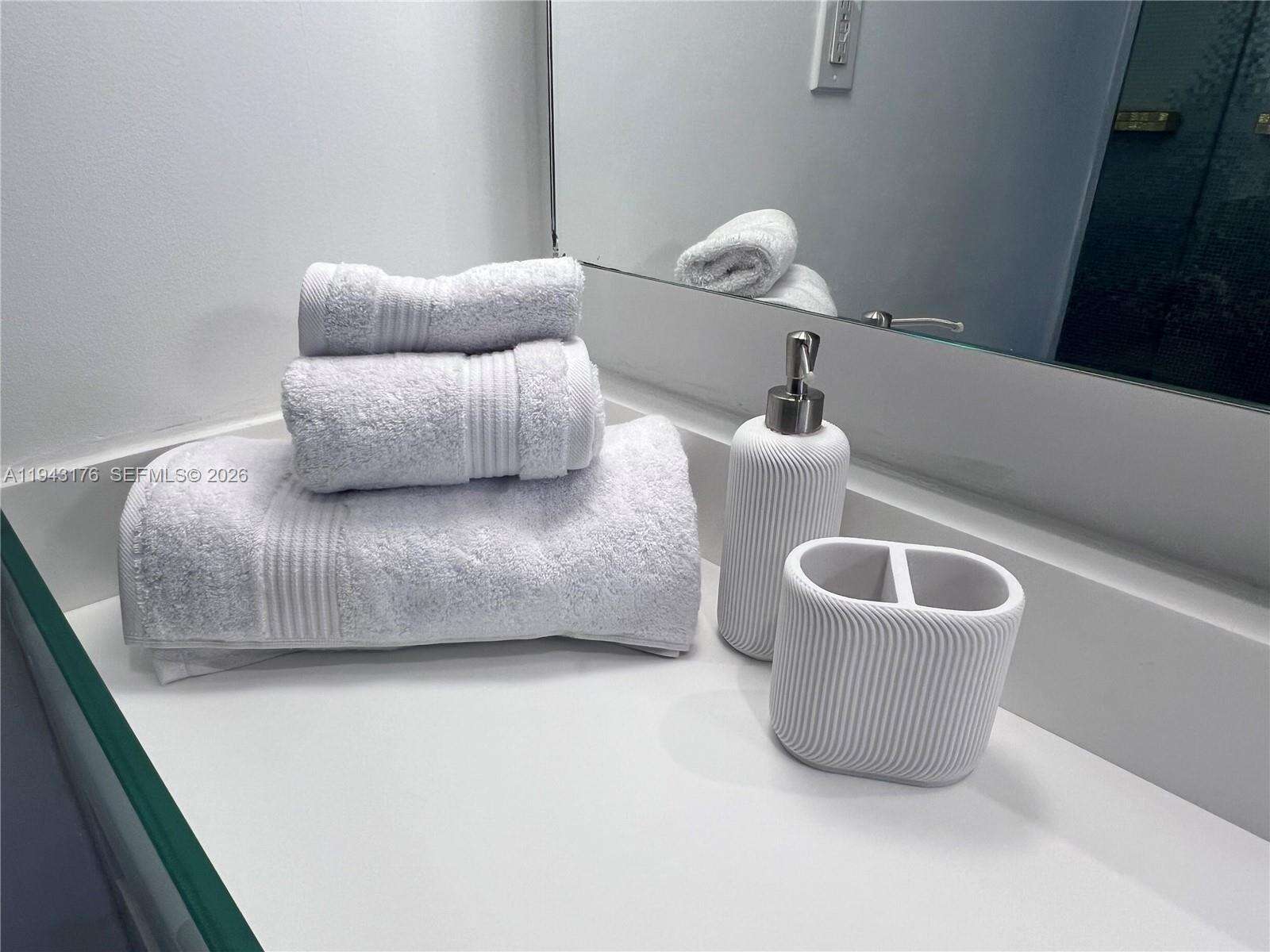 Mondrian Unit #415 | Picture 16