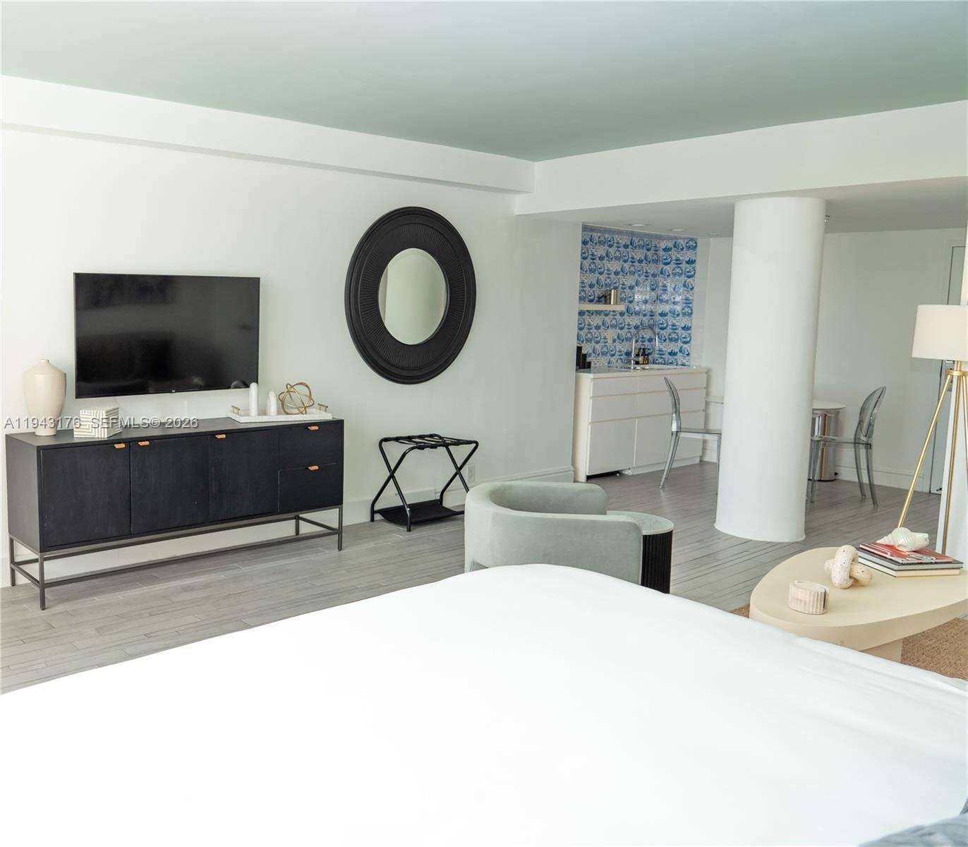 Mondrian Unit #415 | Picture 4