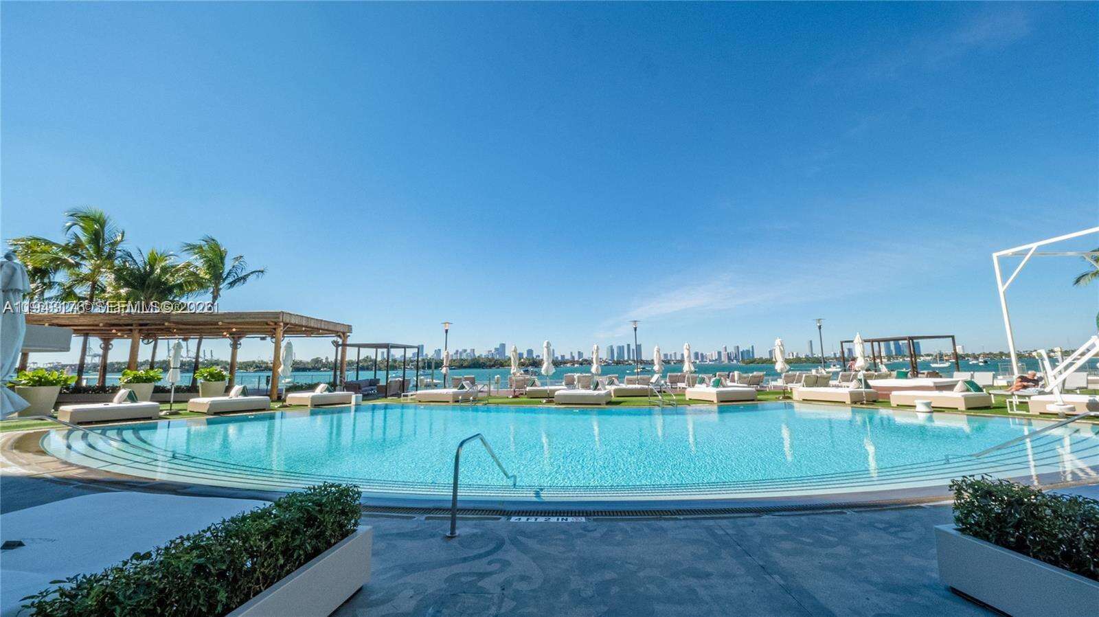 Mondrian Unit #415 | Picture 36