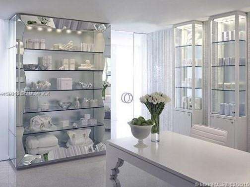 Mondrian Unit #415 | Picture 50