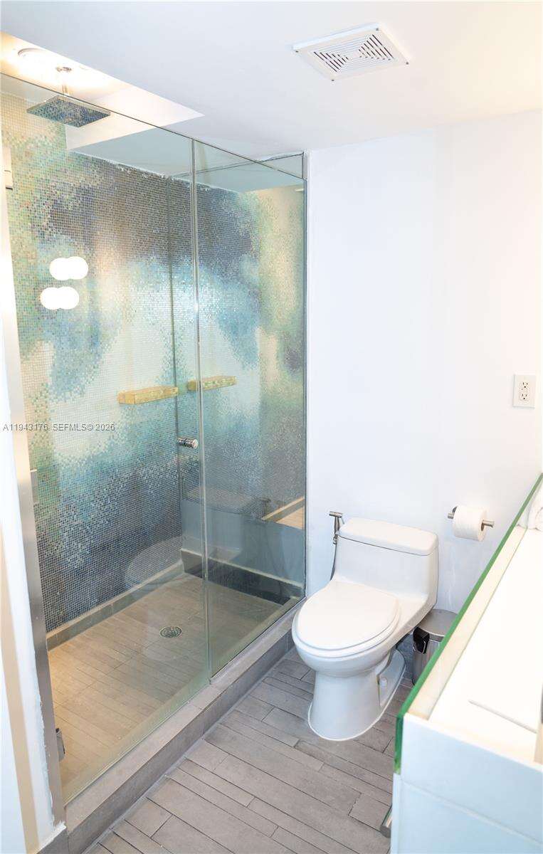 Mondrian Unit #415 | Picture 6