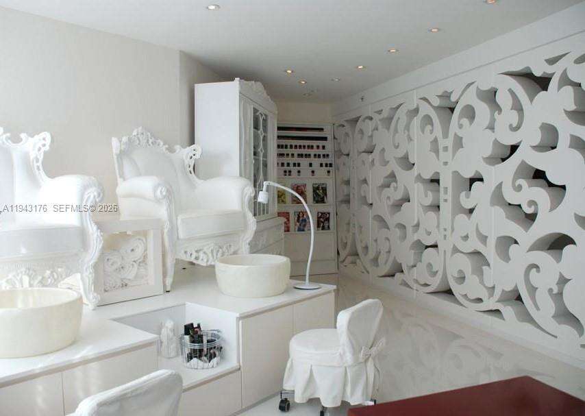 Mondrian Unit #415 | Picture 51