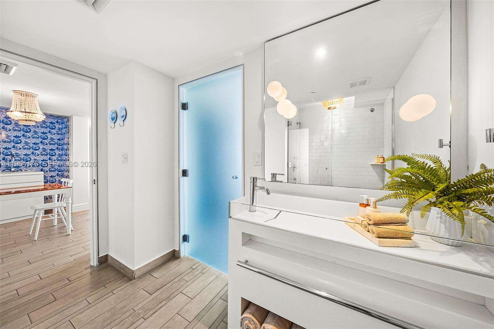 Mondrian Unit #1123 | Picture 24