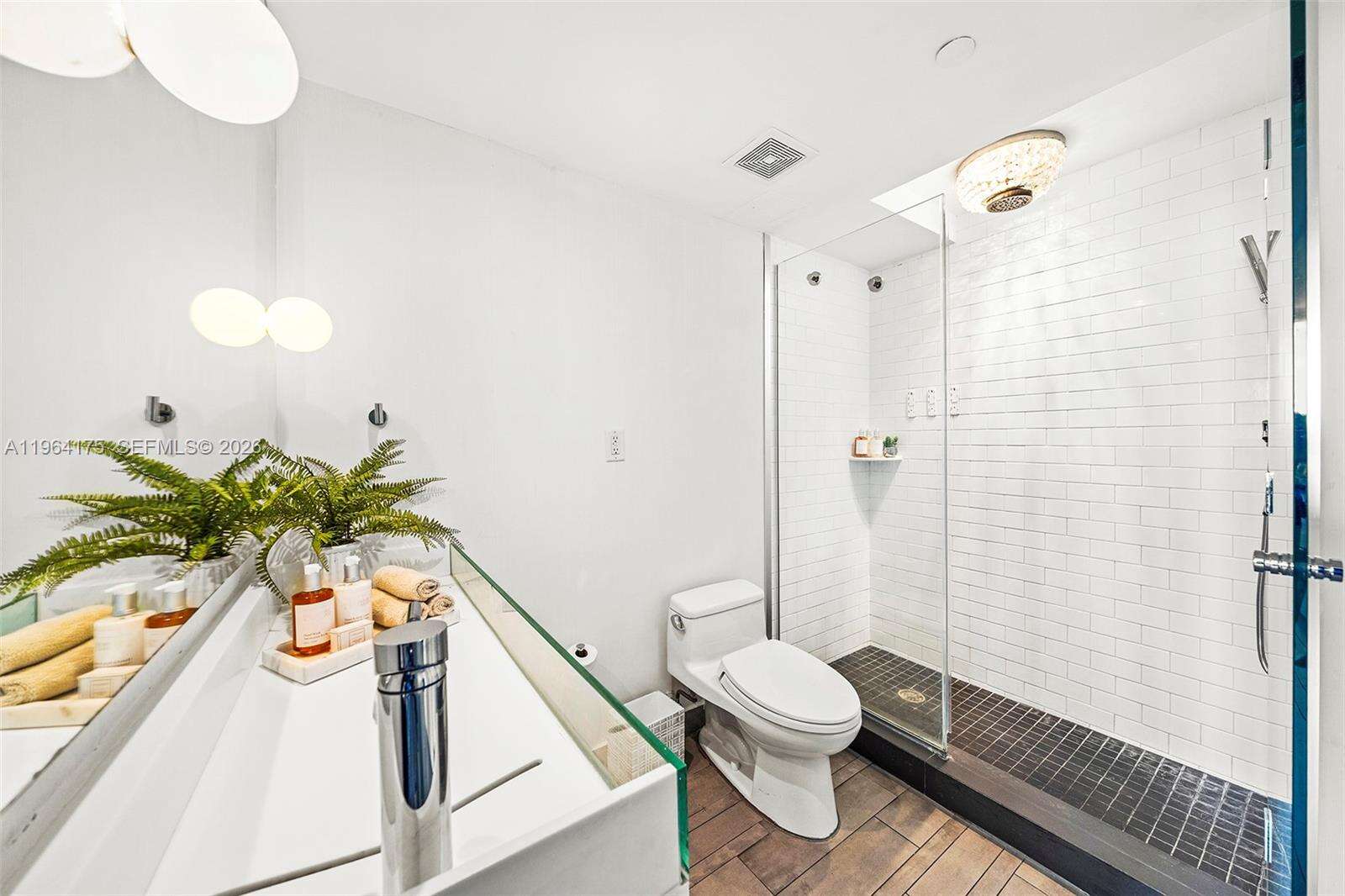 Mondrian Unit #1123 | Picture 26