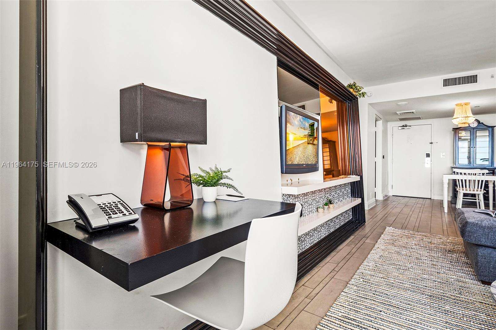 Mondrian Unit #1123 | Picture 9