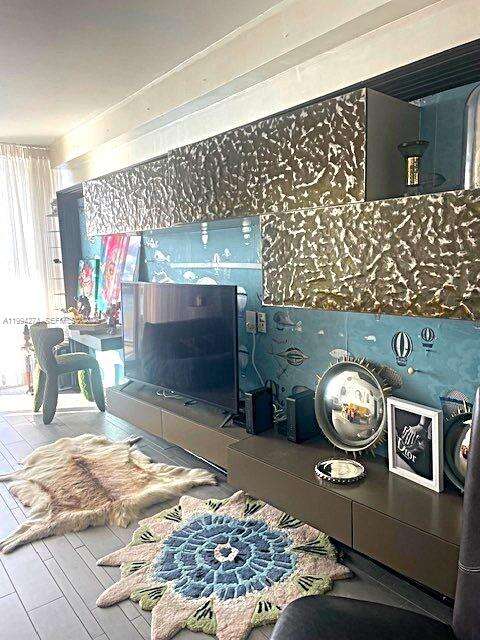 Mondrian Unit #1020 | Picture 15