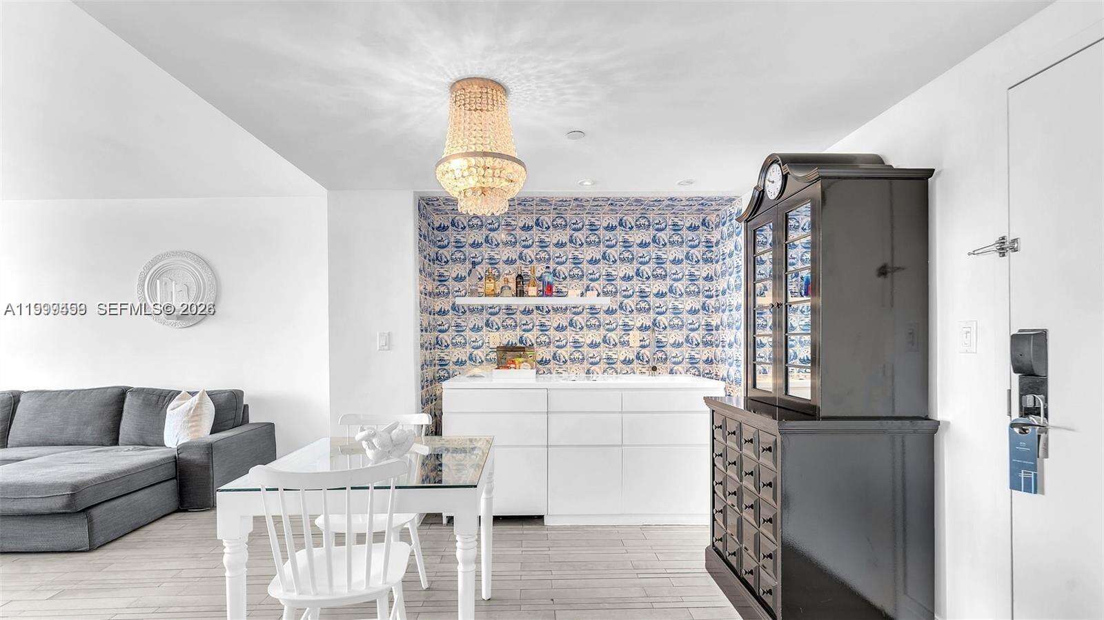 Mondrian Unit #409 | Picture 11