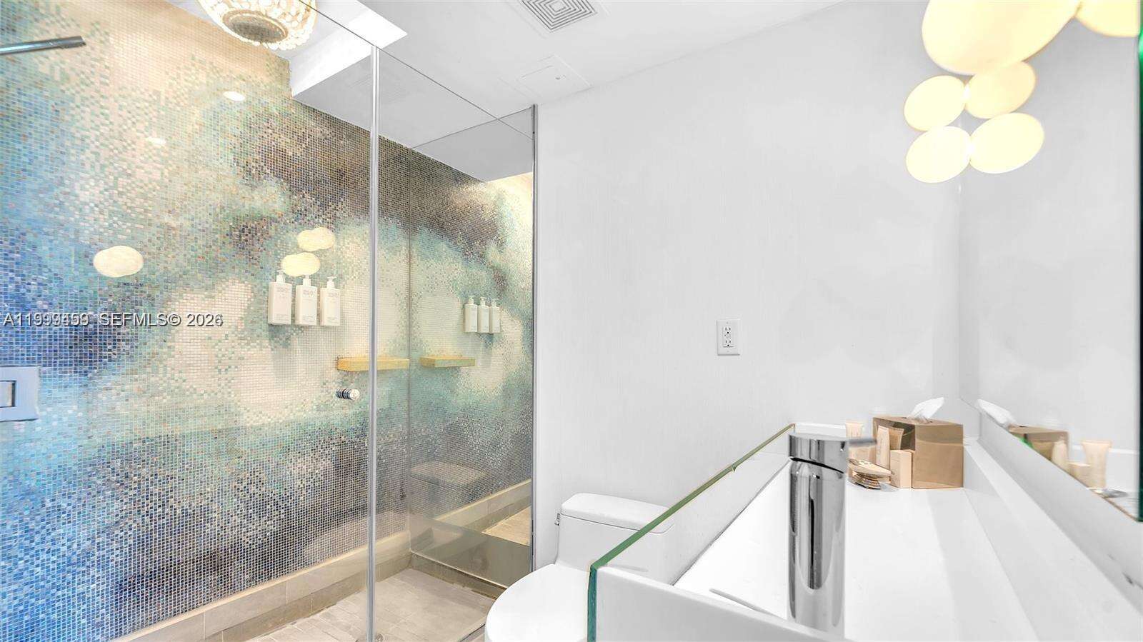 Mondrian Unit #409 | Picture 17