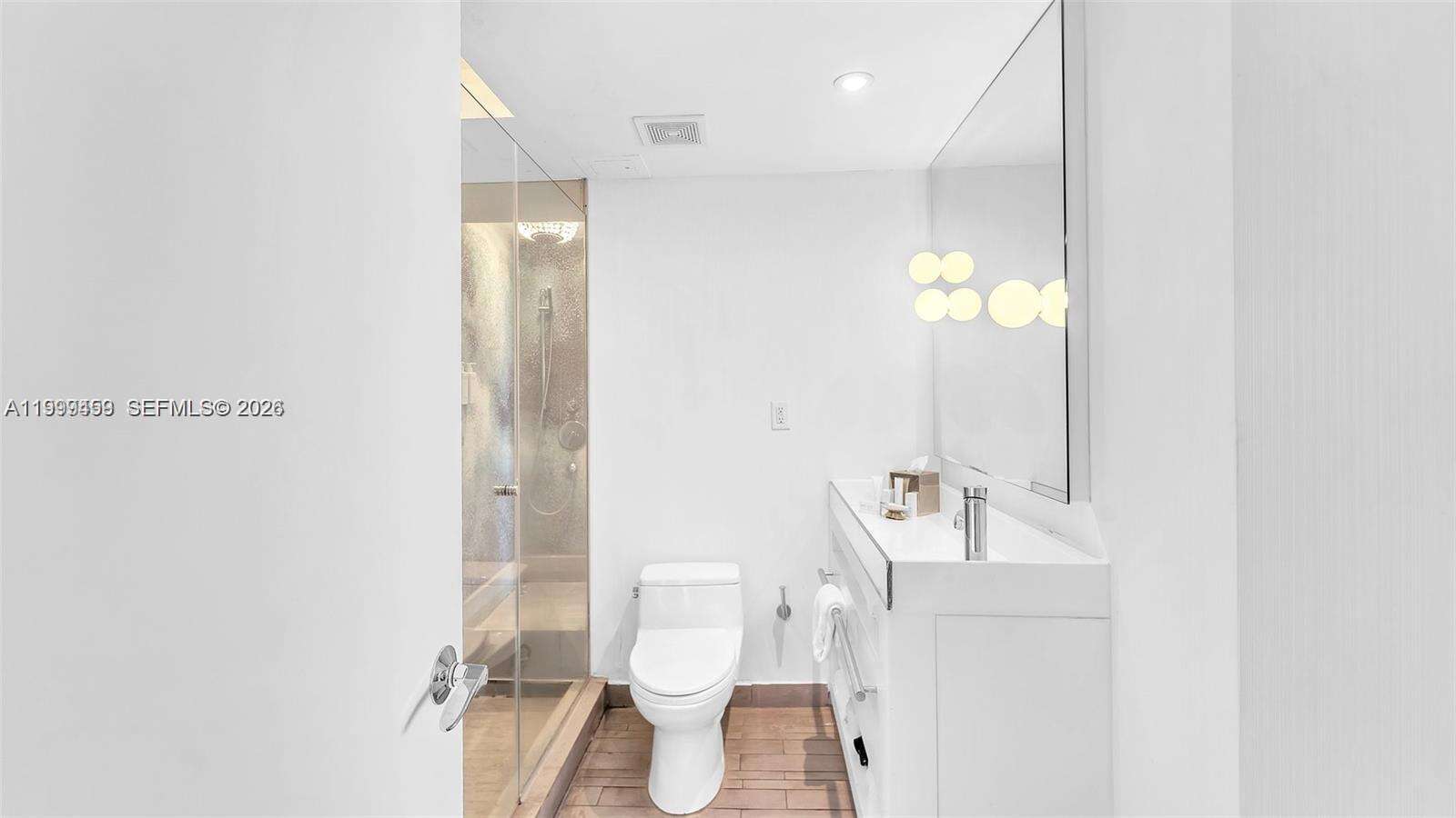 Mondrian Unit #409 | Picture 18