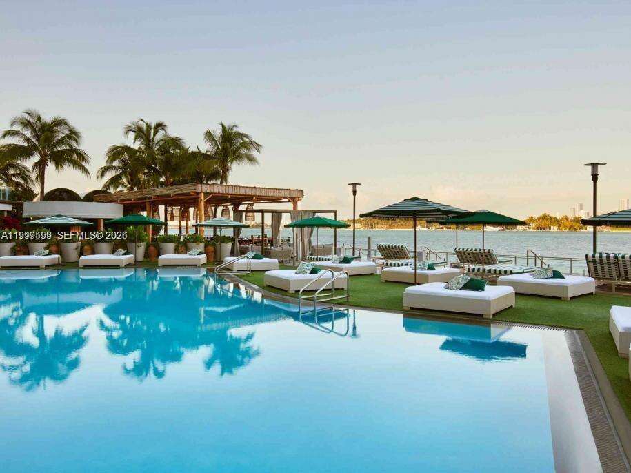 Mondrian Unit #409 | Picture 21