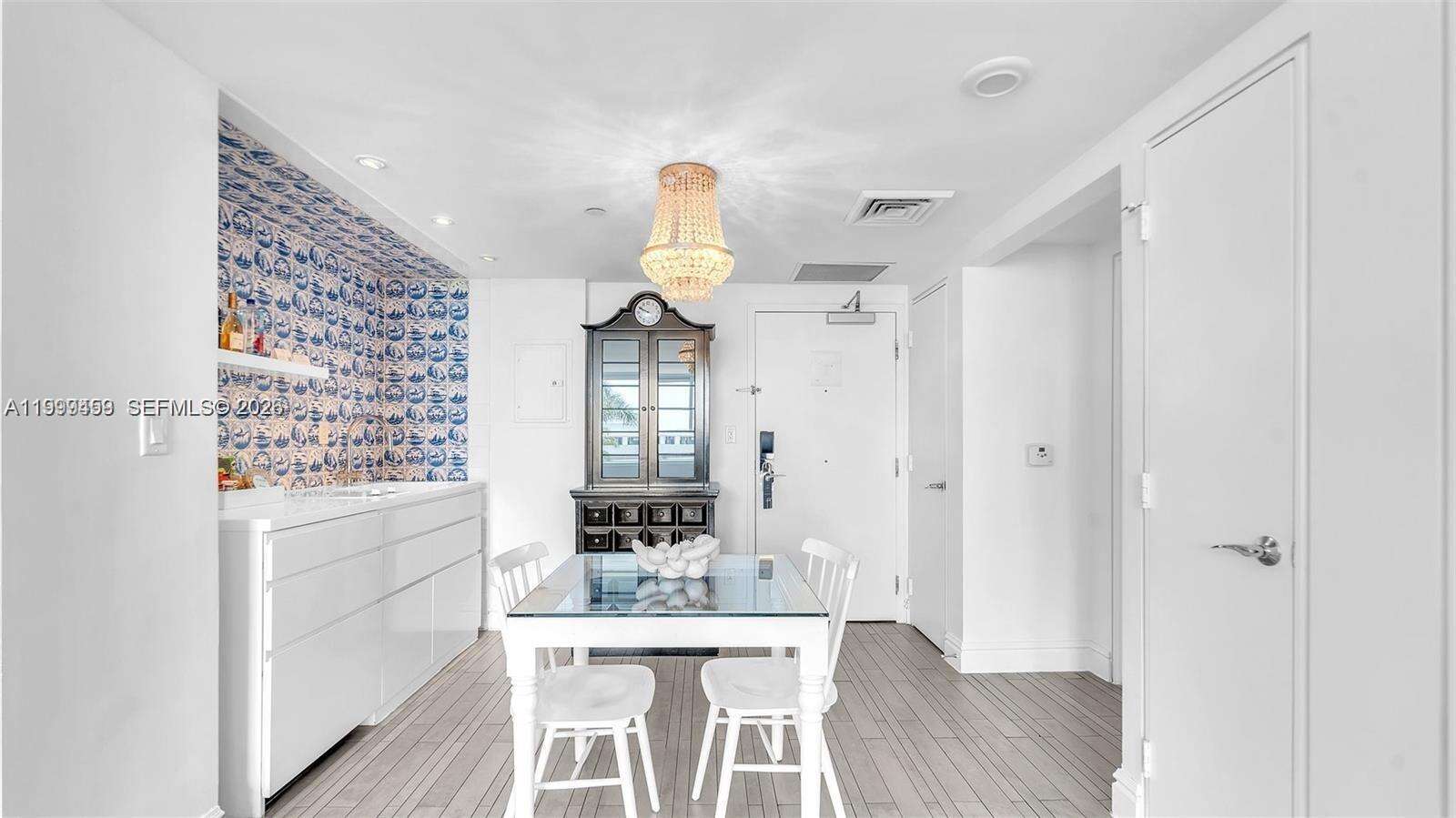 Mondrian Unit #409 | Picture 8