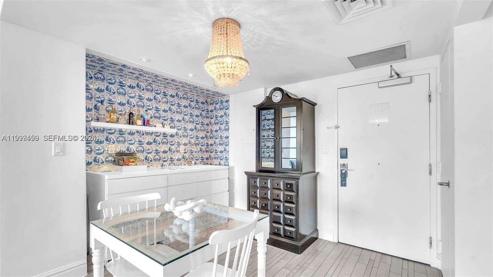 Mondrian Unit #409 | Picture 9